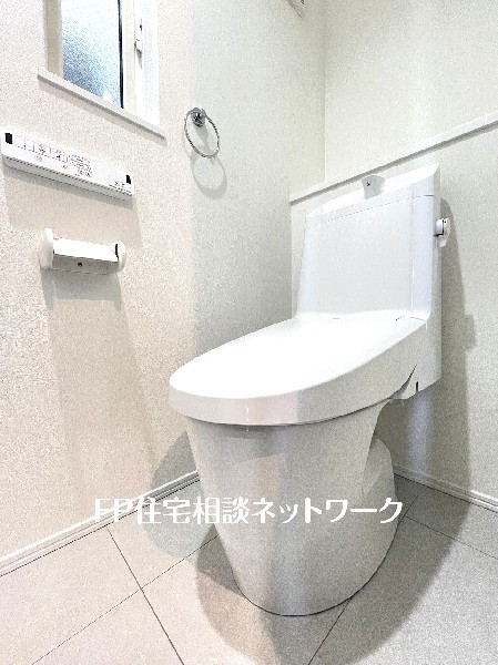 窓があるので陽ざしが入り明るいトイレ。洗浄機能付き便座を標準装備しています。1階と2階にあります。