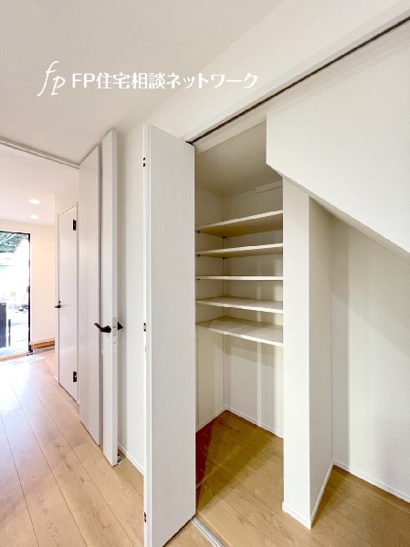 ストック食材や調理家電の収納に便利なパントリー付き。お水や非常食などの備蓄庫としても活躍しそうです。