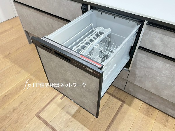 機能性とデザイン性を兼ね備えた嬉しいキッチン。食器洗乾燥機付きなので後片付け楽々。嬉しい浄水器も。