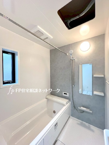 ゆったり入れる１坪タイプの浴室。雨の多い時季のお洗濯に重宝する浴室換気乾燥機付。追炊きオートバス付。