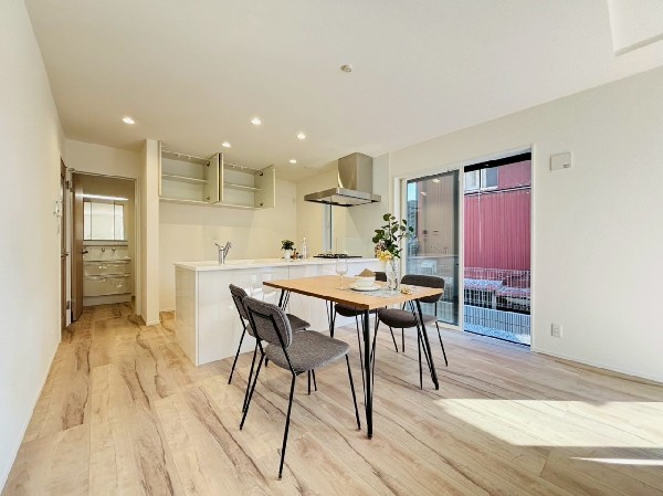 家族だんらんのリビング。窓が多い設計で色々な角度から光が取り込めます。明るいリビングで新しい生活。