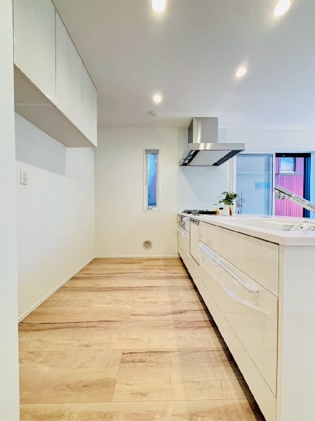 キッチンと一体感あるカラーのカップボードが背面に備え付けされています。調理家電の収納に重宝しますね。