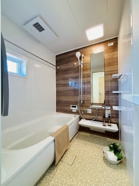 ゆったり入れる１坪タイプの浴室。雨の多い時季のお洗濯に重宝する浴室換気乾燥機付。追炊きオートバス付。