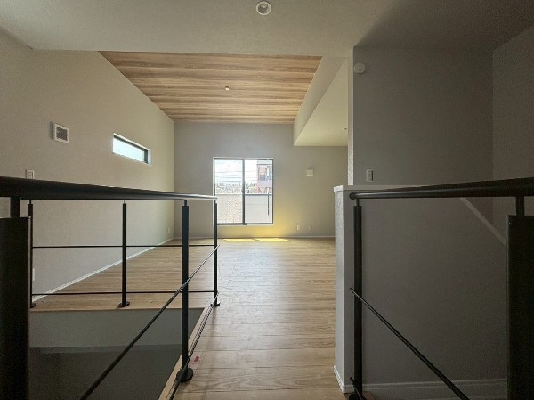 2階リビングは人の目線を気にせず寛ぐことができます。窓が多く明るいリビングが家族団欒の時を作ります。