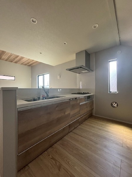 リビングのお子様を見守りながらお料理が出来る対面式カウンターキッチン。ご家族との会話がはずみます。