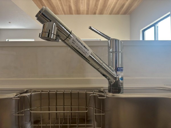 スタイリッシュな、浄水器一体型水栓です。水栓にシャワーホースと浄水器を内蔵し、カルキ臭など軽減。