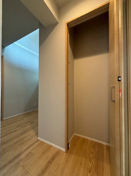 1階廊下スペースにも収納を設けており、掃除用具や季節家電などをしまうのに便利ですね。