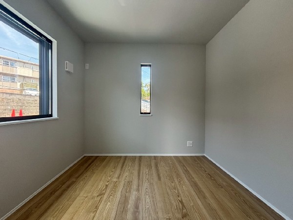 2面採光でお部屋の隅々まで明るい印象の居室。おひさまの光を、爽やかな風をたっぷりと取り込めます。