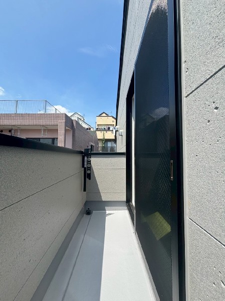 リビングに繋がる開放的なバルコニー。明るい光と爽やかな風を室内にたくさん取り込むことが出来ますね。