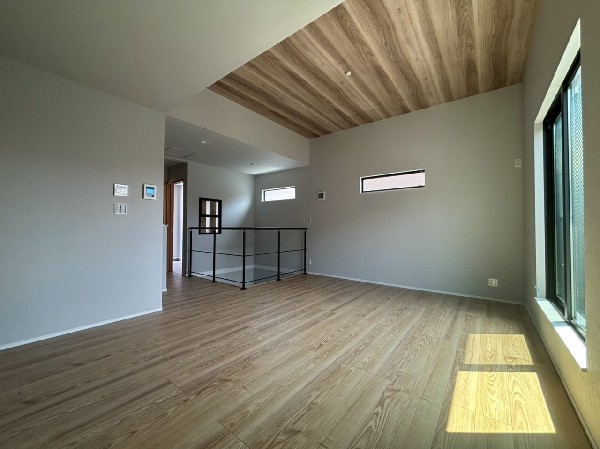 2階リビングは窓が多く日当り良好。人の目を気にせずに寛げます。窓を開ければバルコニーに繋がり開放的。