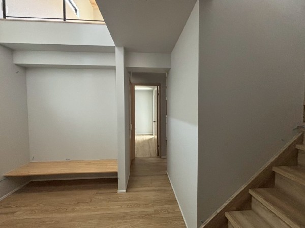 吹き抜けのある1階セカンドリビングには、ベンチスペースも備え、ゆったりとした時間を過ごせそうです。