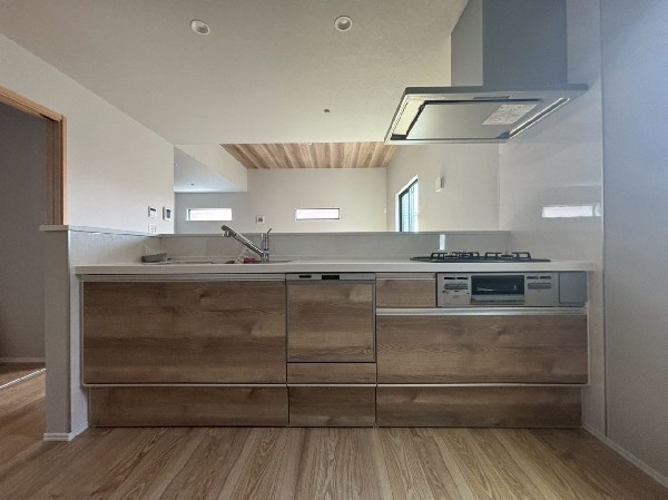 スライド収納付きのシステムキッチン。パスタ鍋や圧力鍋、フライパンなども収納できて出し入れもスムーズ。