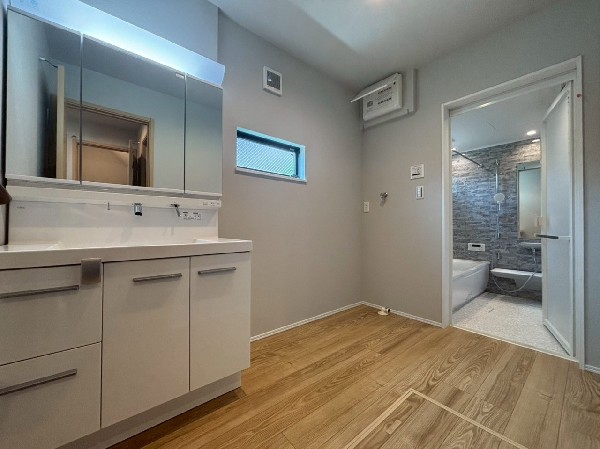 鏡の裏に収納棚を確保した三面鏡を採用。化粧品や歯ブラシなどを機能的に収納。朝の身支度も快適スムーズ。