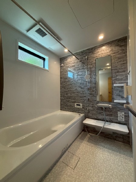 ゆったり入れる１坪タイプの浴室。雨の多い時季のお洗濯に重宝する浴室換気乾燥機付。追炊きオートバス付。