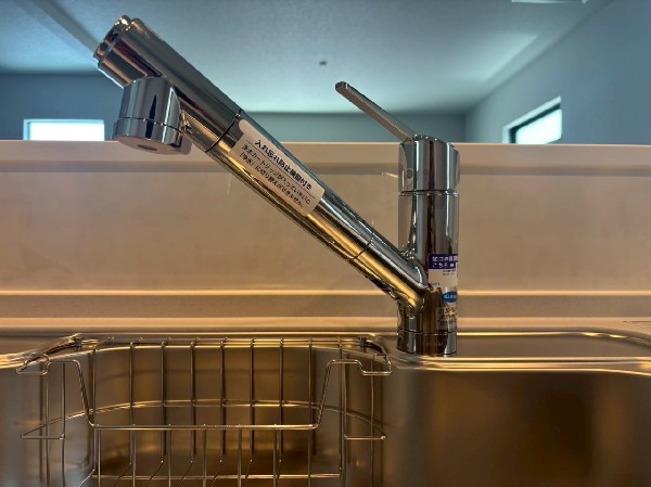 スタイリッシュな、浄水器一体型水栓です。水栓にシャワーホースと浄水器を内蔵し、カルキ臭など軽減。