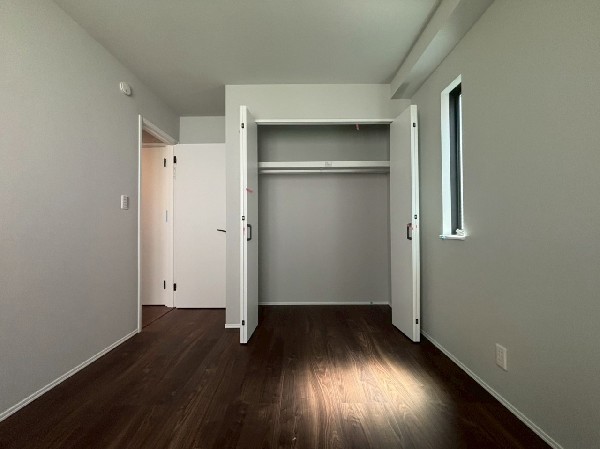 収納力が豊富な大型クローゼット。普段着やスーツはもちろんのこと、コート類などもしっかり掛けられます