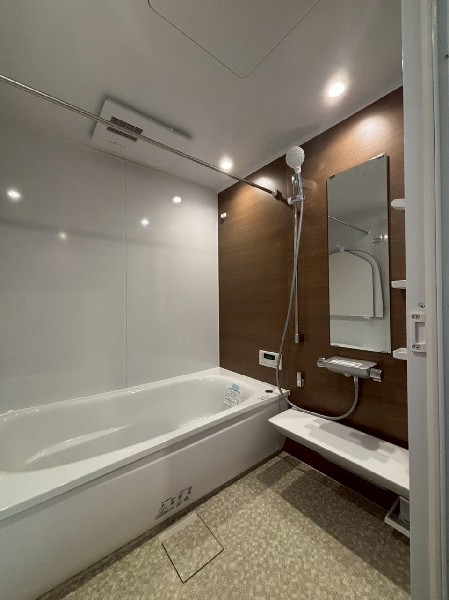 ゆったり入れる1坪タイプの浴室。花粉が気になる季節や雨天時のお洗濯に便利な浴室換気乾燥暖房機付です。