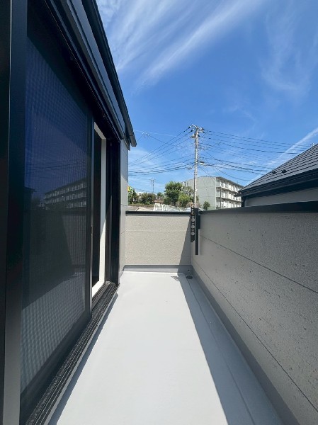 リビングに繋がる開放的なバルコニー。明るい光と爽やかな風を室内にたくさん取り込むことが出来ますね。