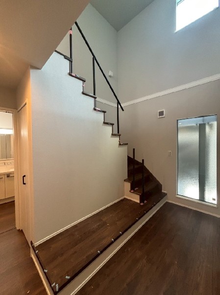 吹き抜けが広がる1階ホールには、ベンチを設けたゆとりのある迎え空間。訪れる人をやさしく包み込みます。