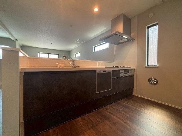 リビングのお子様を見守りながらお料理が出来る対面式カウンターキッチン。ご家族との会話がはずみます。