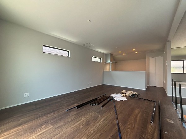 2階リビングなので目線を気にせず昼夜窓を開放しても寛げる。リビング階段で家族のコミュニケーションも〇