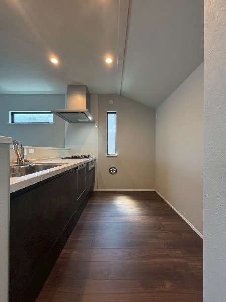 スライド収納付きのシステムキッチン。パスタ鍋や圧力鍋、フライパンなども収納できて出し入れもスムーズ。