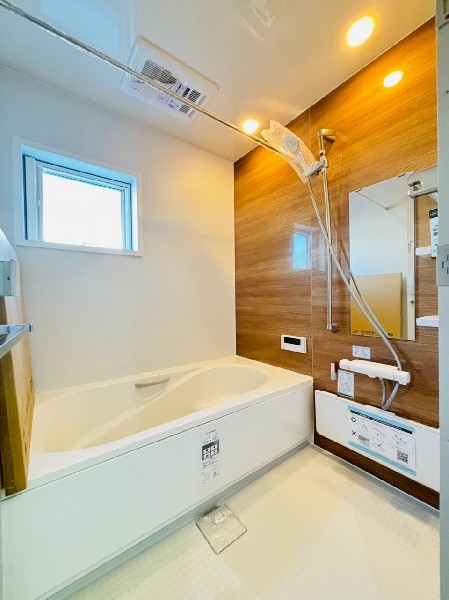 ゆったり入れる１坪タイプの浴室。雨の多い時季のお洗濯に重宝する浴室換気乾燥機付。追炊きオートバス付。