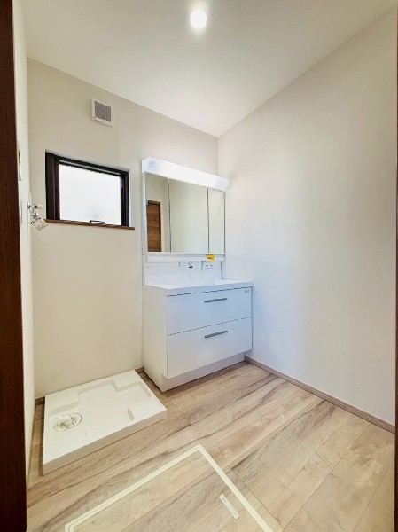 鏡の裏に収納棚を確保した三面鏡を採用。化粧品や歯ブラシなどを機能的に収納。これで朝の身支度も快適。