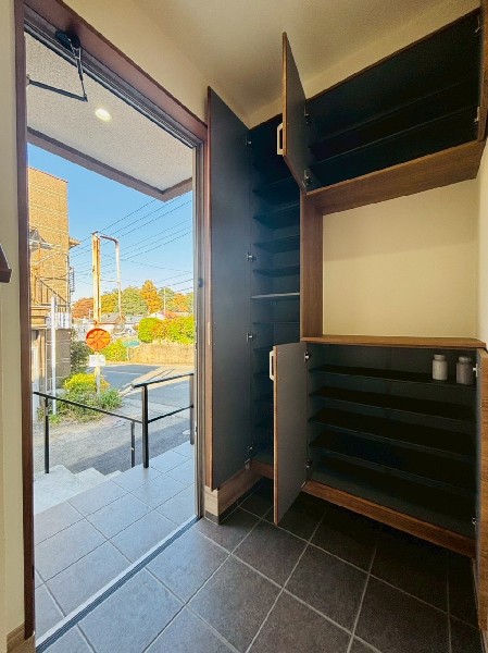 広々とした開放感のある玄関は、朝から気分も上がりますね。風が通り抜ける気持ちの良い空間です。