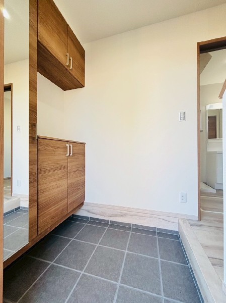 玄関収納はコの字型で棚があるので、写真や絵を飾ったりなど自分好みのインテリアを楽しめそうです。