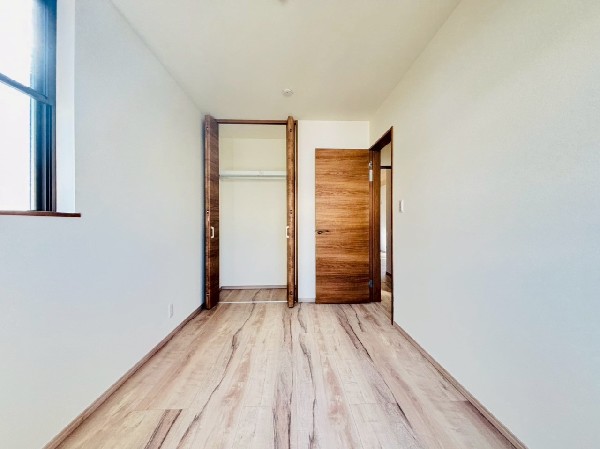 全室にクローゼットを完備しています。収納スペースを上手に使ってすっきりと快適な生活を送れます。