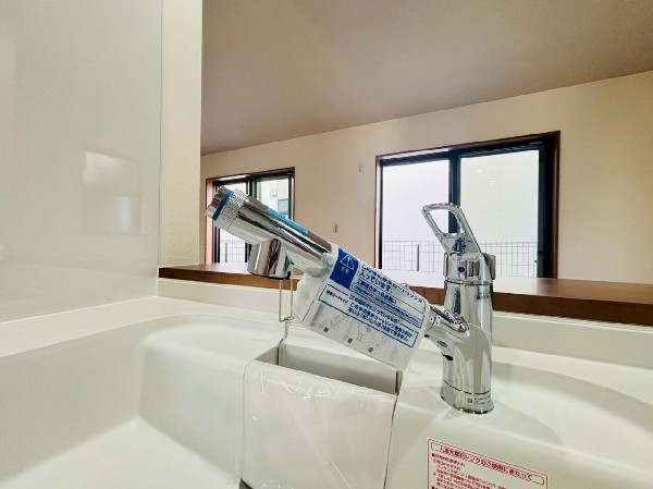 スタイリッシュな、浄水器一体型水栓です。水栓にシャワーホースと浄水器を内蔵し、カルキ臭など軽減。