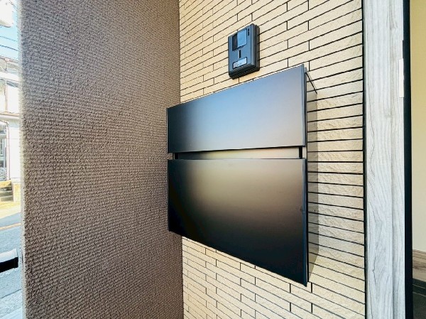 玄関先を一層引き立てるスタイリッシュな郵便受け。洗練されたフォルムで、玄関まわりをモダンに演出。