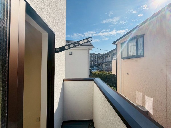 太陽の光と爽やかな風を受けたお洗濯物はあっという間に乾き、取りこむ時には太陽の匂いを感じられそう。  