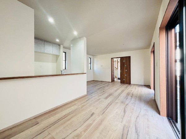 南に大きく面した掃出し窓から光が降りそそぐ開放的なリビング。自然の恵みが、快適で心地の良い空間を演出