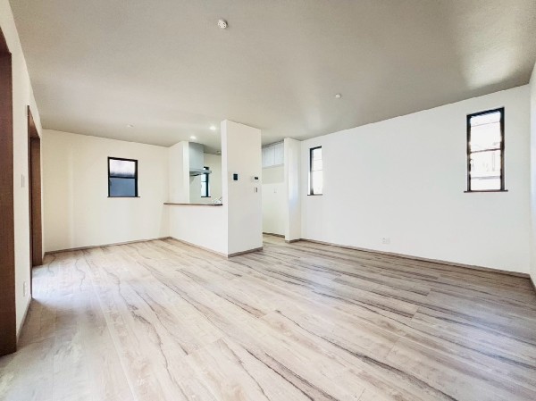 家族だんらんのスペースとなるリビング。3面採光で明るい光がリビングの隅々までしっかりと届きます。