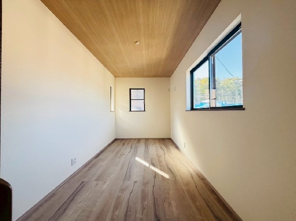 2面採光でお部屋の隅々まで明るい印象の居室。おひさまの光と爽やかな風をたっぷりと取り込めます。