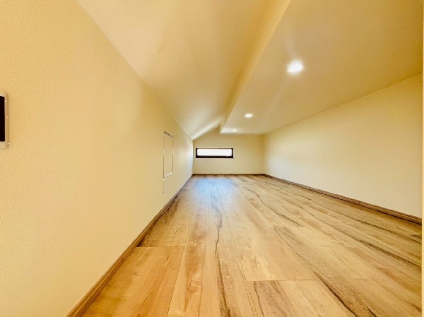 勾配天井を活かしたロフト収納スペースがあります。季節用品や捨てられないご家族の思い出も片付きます。