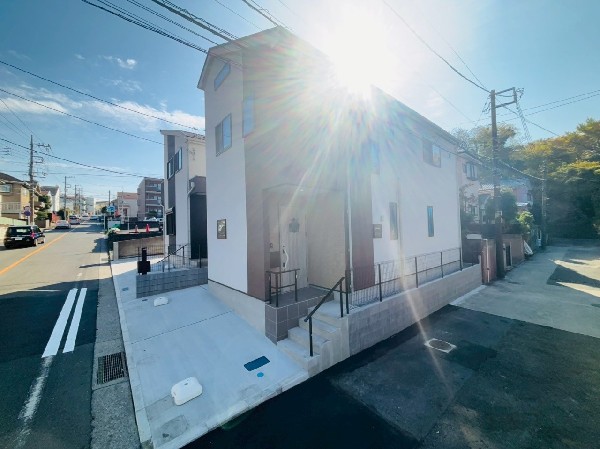 外観:前面道路は幅8.3ｍの広々とした公道。敷地との高低差もないので、車の出入りがしやすいですね。