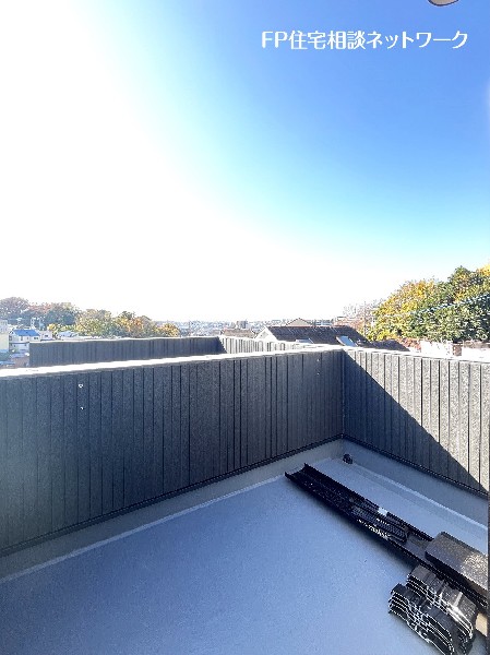 屋上にあるルーフバルコニーは開放感たっぷり。BBQやお子様のプールなど多用途にお使いいただけます。