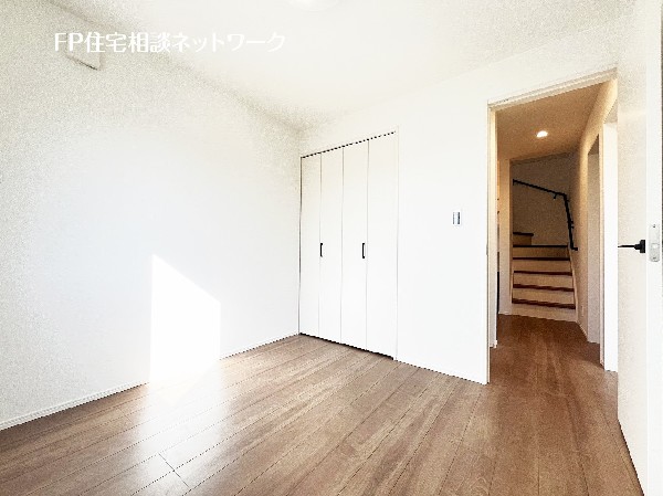 全居室に収納を完備。季節物のお洋服などもしっかりと収納し、居室空間を隅々まで使えるのが嬉しいですね。