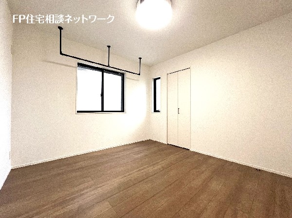 1階6.5帖の主寝室には室内物干しを設置。乾燥機にかけられない衣類なども気軽に干せますね。