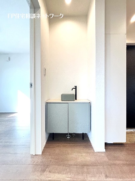 玄関近くにセカンド洗面台を設置。帰宅時にすぐ手を洗うことが出来るので、感染症が心配な季節も安心です。