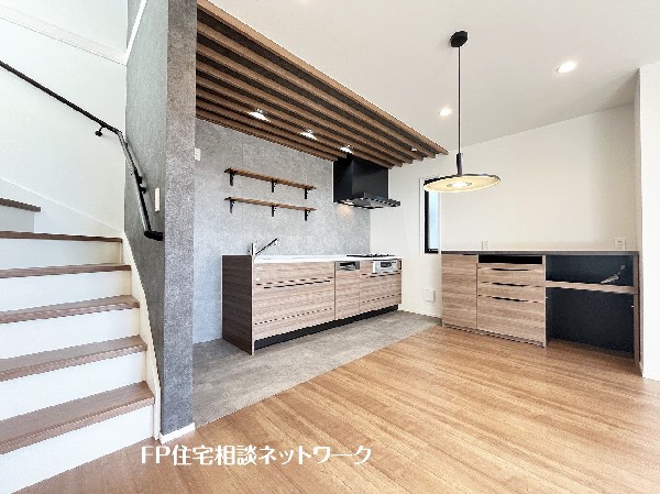 洗練されたシステムキッチン。お洒落な海外製の食洗機やカップボードが家事の時短を叶えてくれます。