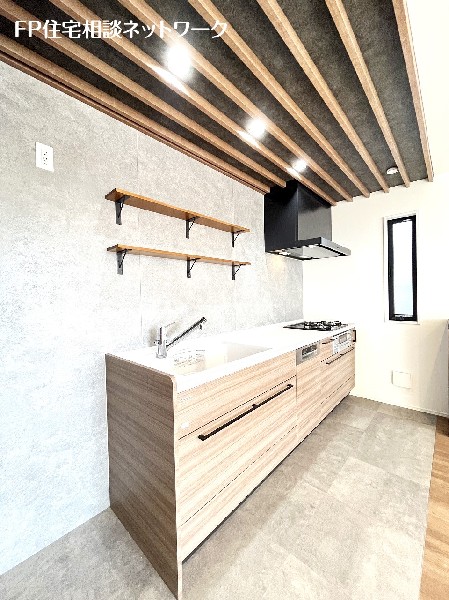 キッチン上部のアクセント天井やフロアタイルなどこだわりが詰まったキッチン廻り。朝から気分も上がりそう。