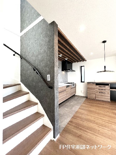 上下階へ移動する際に必ずリビングを通る構造のリビングイン階段。自然とご家族との交流が生まれます。