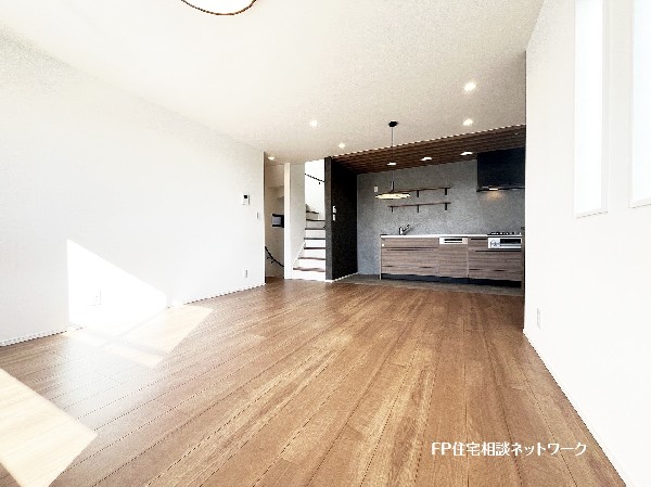 2階リビングは人の目を気にせずにゆったり寛げます。ペンダント照明やダウンライトが素敵な空間です。