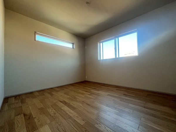 2面採光でお部屋の隅々まで明るい印象の居室。おひさまの光と爽やかな風をたっぷりと取り込めます。