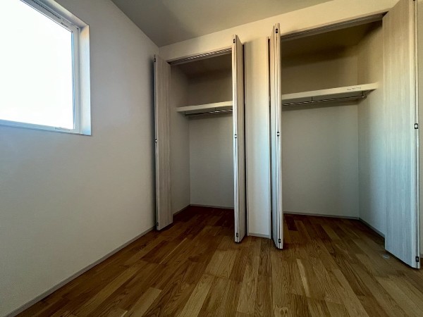 全居室に収納を完備。季節物のお洋服などもしっかりと整理整頓出来ます。居室空間を隅々まで使えるのが嬉しいですね。