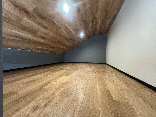 勾配天井を活かしたロフト収納スペースがあります。季節用品や捨てられないご家族の思い出も片付きます。